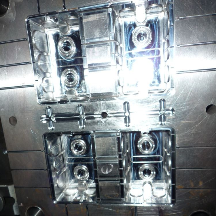 Prekosyon pou bòdi piki plastik